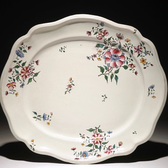 Een grote schotel met floraal decor in Franse faïence de l'Est, Paul Hannong, Strasbourg, 18e eeuw